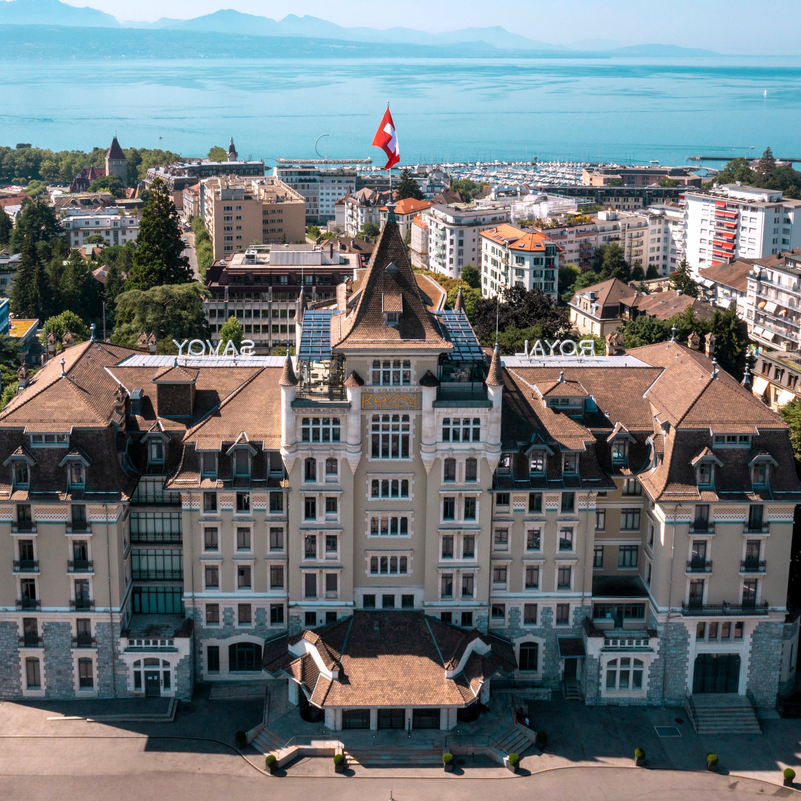 <p class="p1"><strong>18:30 Uhr – Aperitif über den Dächern im Royal Savoy</strong></p>

