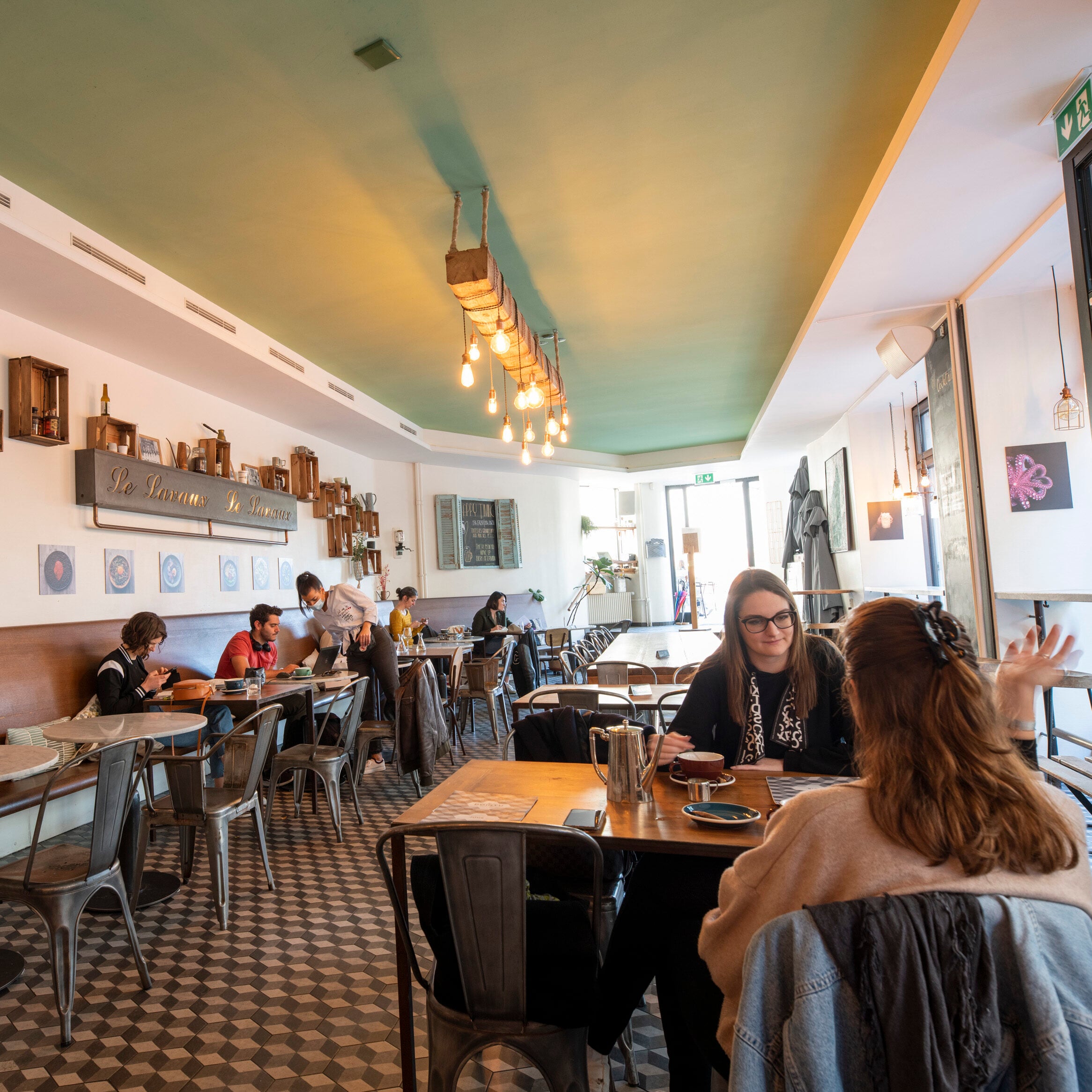 <p><strong>12:30 p.m. – Sample authentic Lausanne specialities in one of its historic cafés</strong></p>
